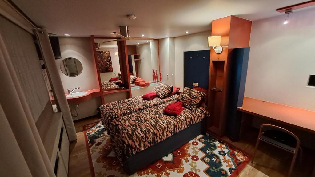 Postel nebo postele na pokoji v ubytování BeautyD RED ROOM centrum Gullegem