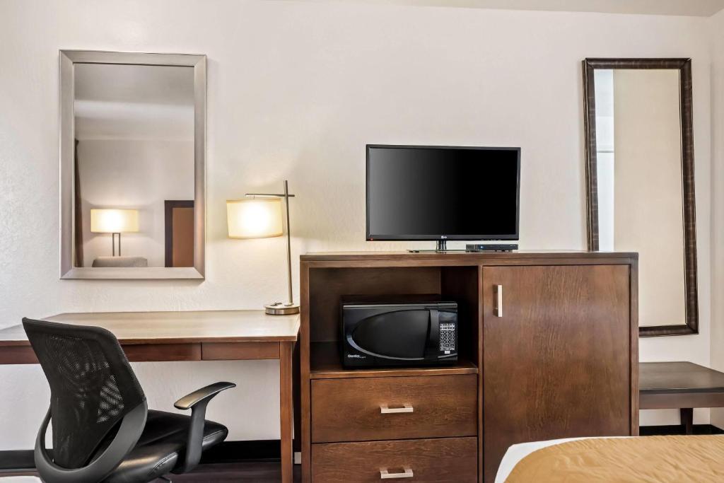 TV a/nebo společenská místnost v ubytování Travelodge by Wyndham Page, View of Lake Powell