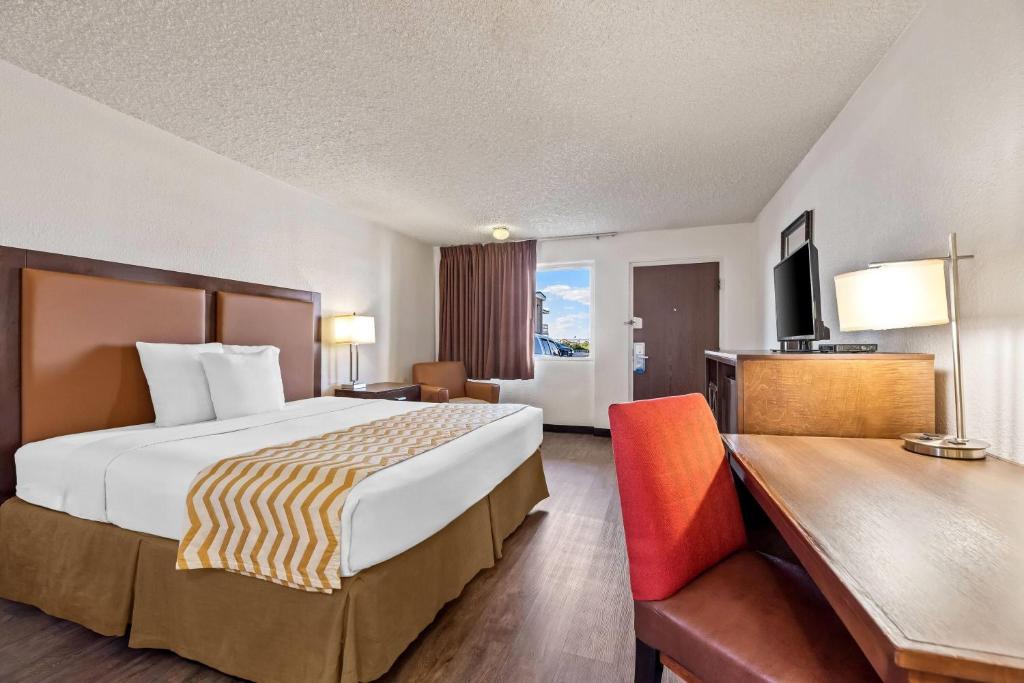 Postel nebo postele na pokoji v ubytování Travelodge by Wyndham Page, View of Lake Powell