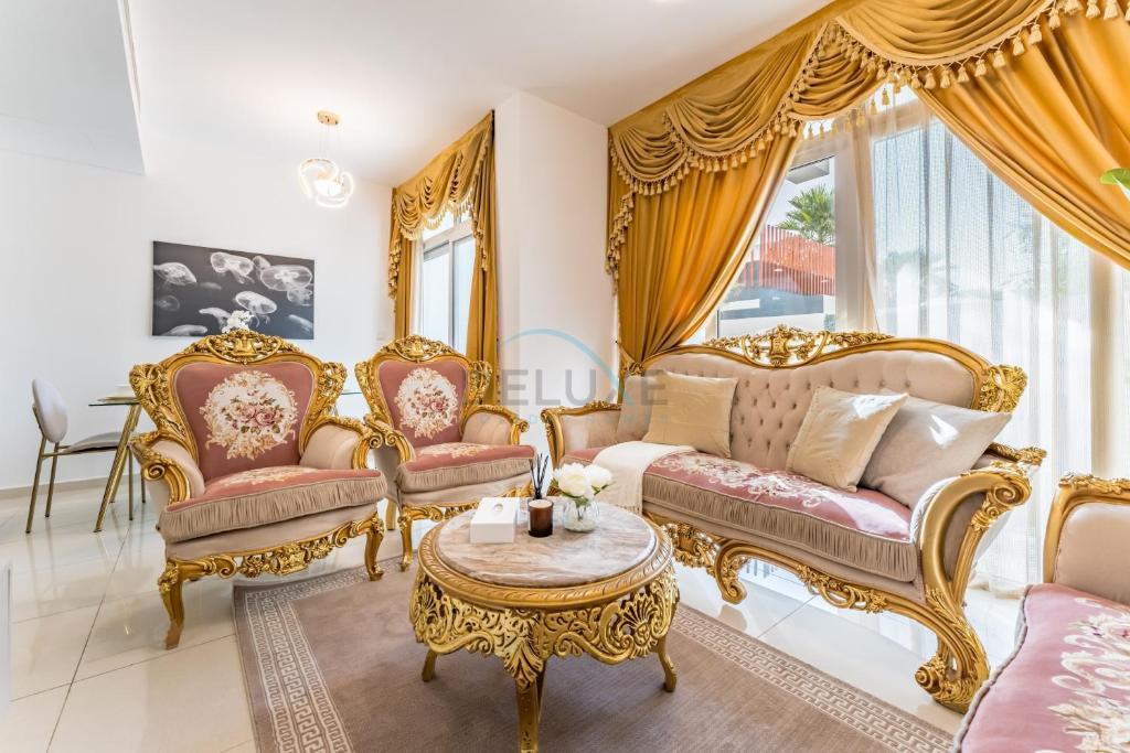 Χώρος καθιστικού στο Community and Pool View 3BR Townhouse, Minutes from Desert Camp,DAMAC Hills 2 Amargo by Deluxe Holiday Homes