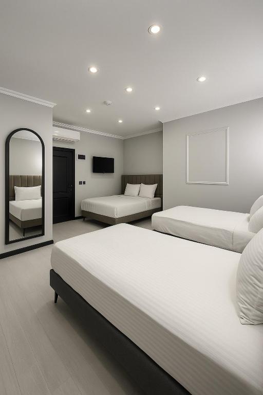 Cama ou camas em um quarto em Park Hotel & Private Transportation İstanbul Airport-By Loft