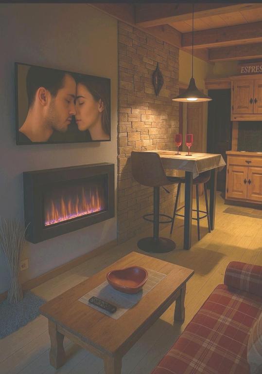 un salon avec une cheminée et une table dans l'établissement GITE 