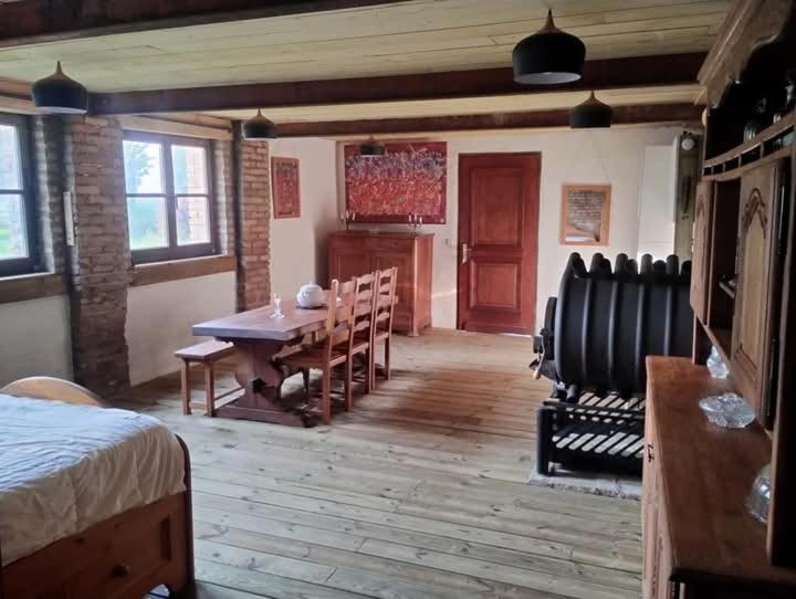 une pièce avec une table et des chaises et une salle à manger dans l'établissement Gite du putting-golf, à Saint-Sylvestre-Cappel