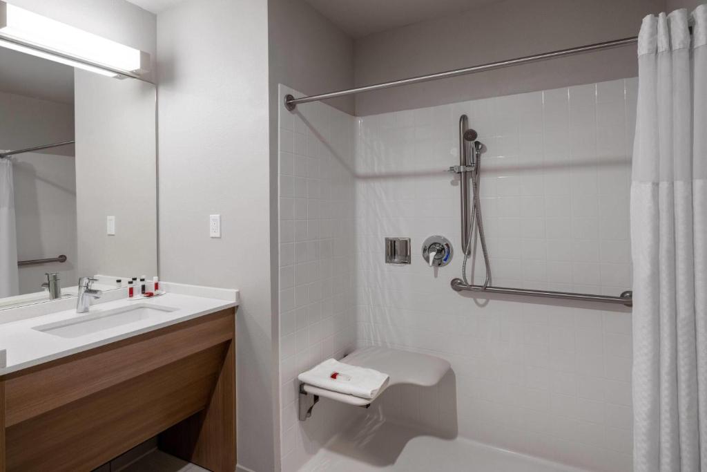 Microtel Inn & Suites by Wyndham Georgetown Lake photo