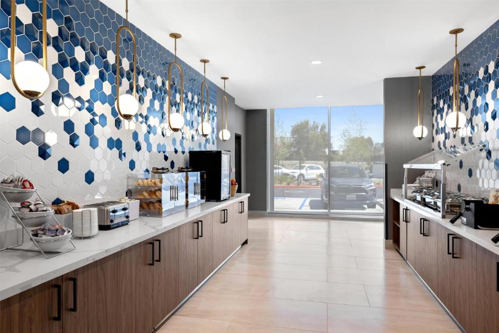 La Quinta Inn & Suites by Wyndham La Habra photo