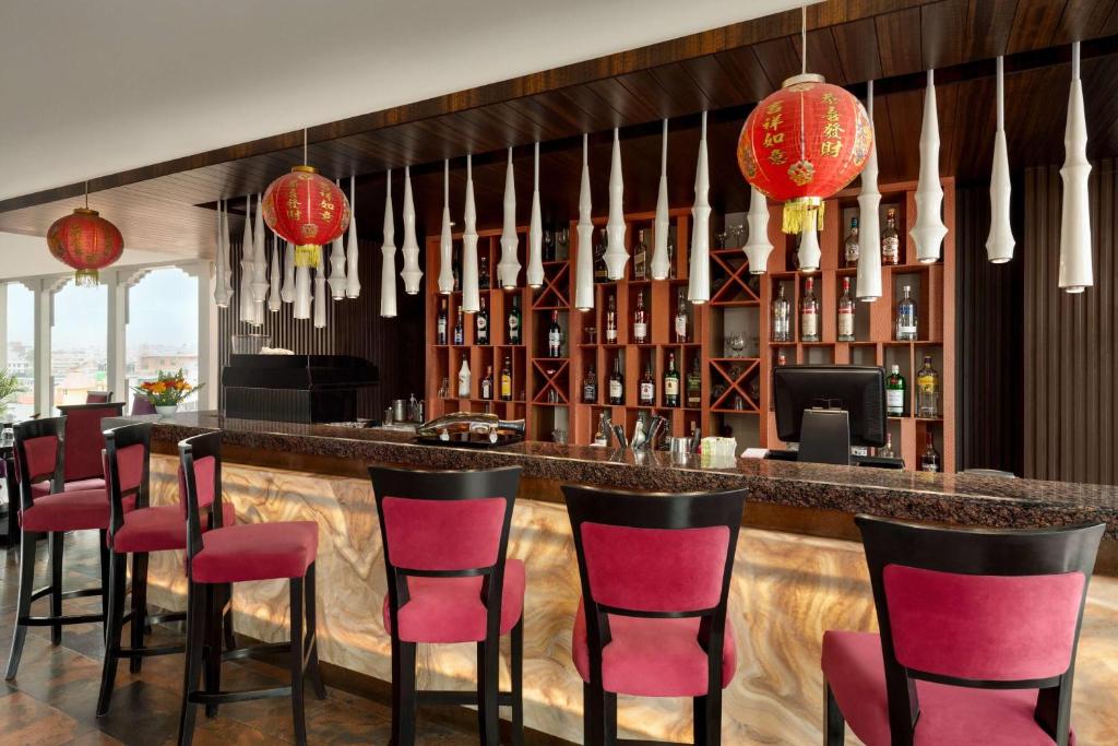 Restaurace v ubytování Ramada by Wyndham Kathmandu Dhumbarahi