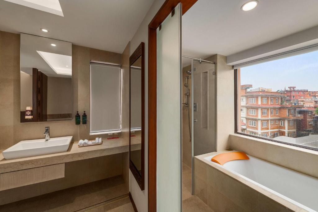 Postel nebo postele na pokoji v ubytování Ramada by Wyndham Kathmandu Dhumbarahi