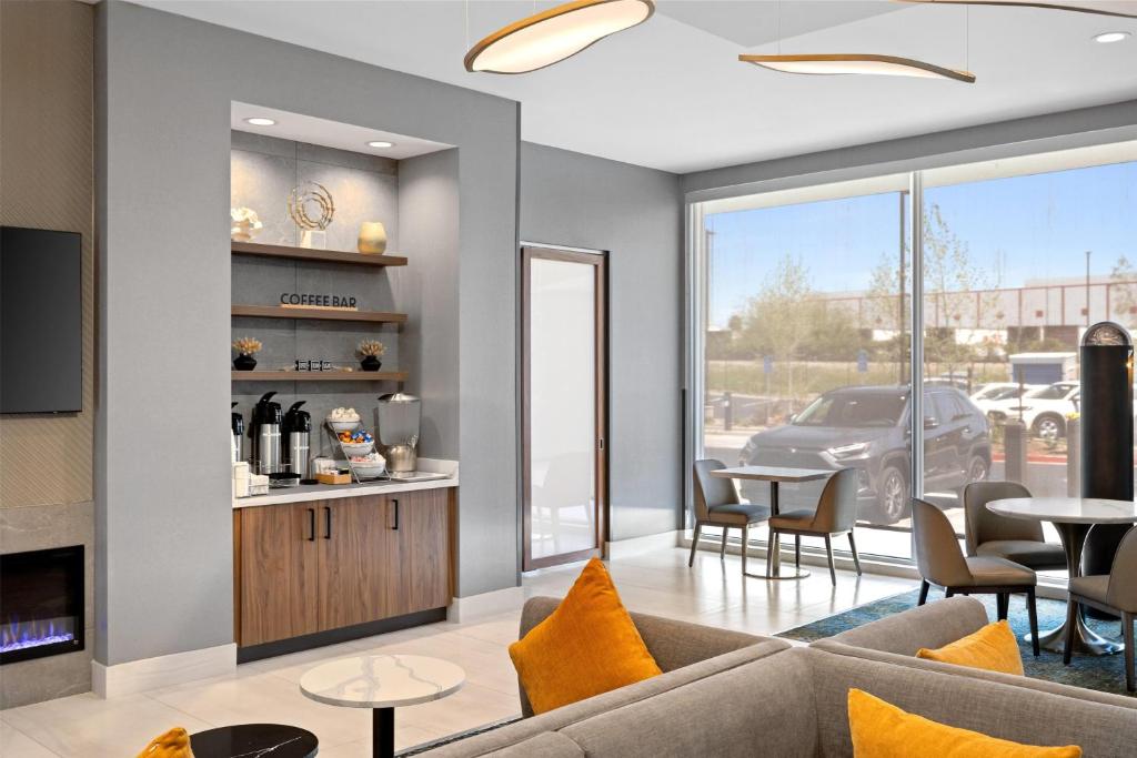 La Quinta Inn & Suites by Wyndham La Habra photo