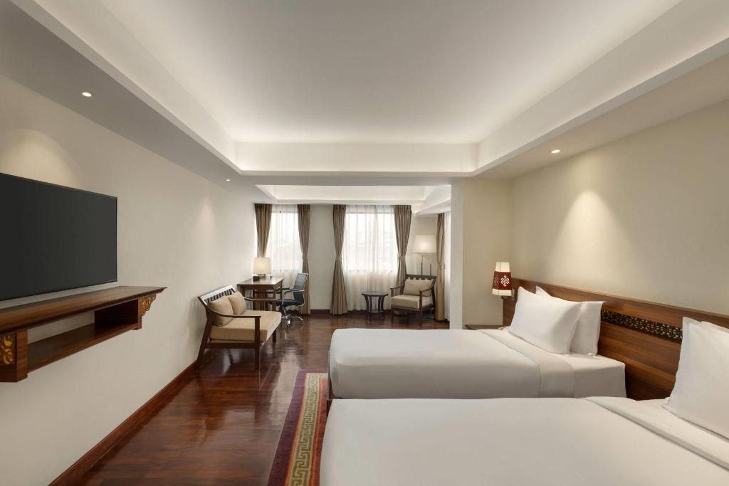 Postel nebo postele na pokoji v ubytování Ramada by Wyndham Kathmandu Dhumbarahi