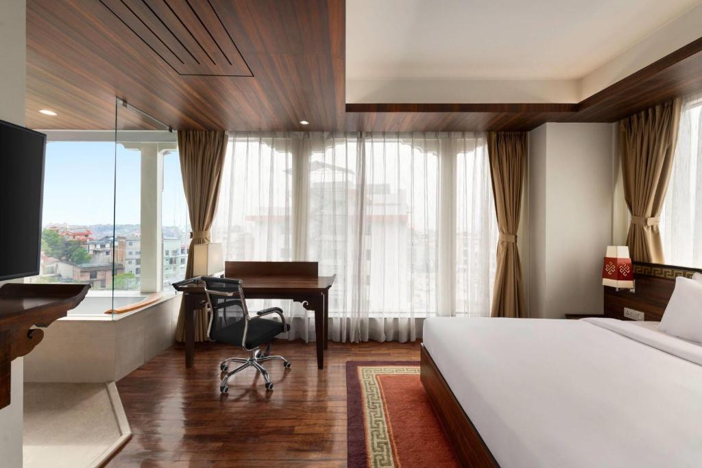 Postel nebo postele na pokoji v ubytování Ramada by Wyndham Kathmandu Dhumbarahi