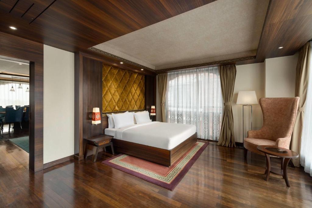 Postel nebo postele na pokoji v ubytování Ramada by Wyndham Kathmandu Dhumbarahi