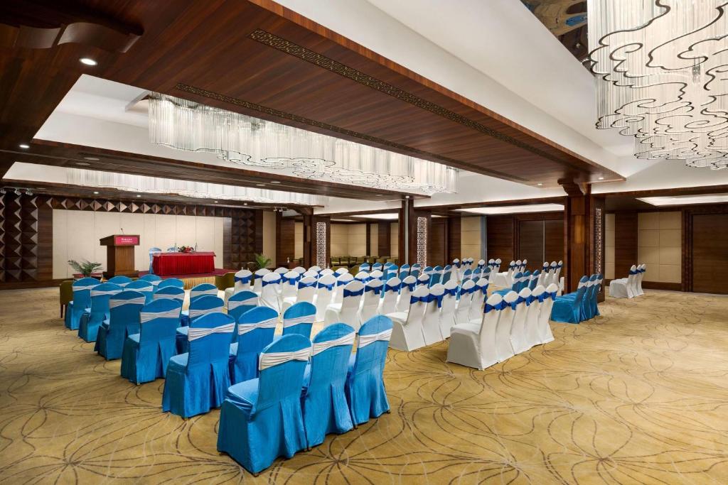 Posezení v ubytování Ramada by Wyndham Kathmandu Dhumbarahi