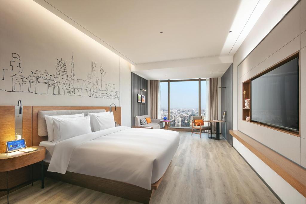 Postel nebo postele na pokoji v ubytování UrCove by Hyatt Foshan Downtown