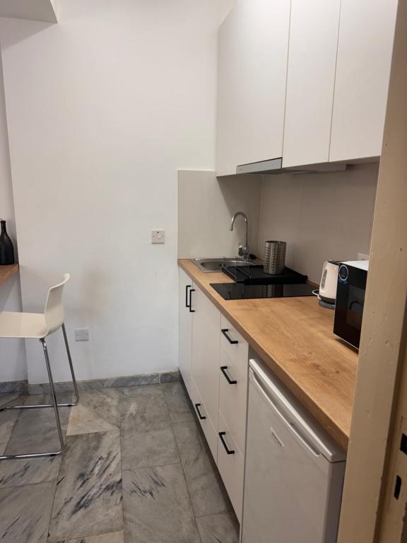 Kuchyň nebo kuchyňský kout v ubytování Nicosia Downtown Cozy