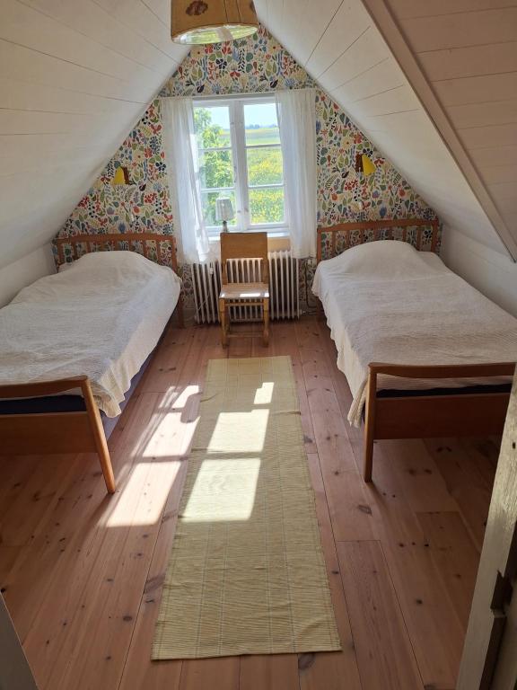 Кровать или кровати в номере Möllarens gård