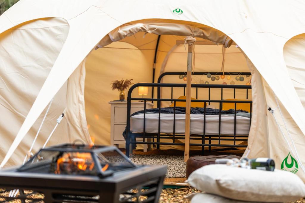 Postel nebo postele na pokoji v ubytování Charlcombe Valley Orchards Glamping