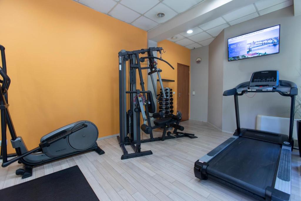 Fitness centrum a/nebo fitness zařízení v ubytování Lion's Garden Hotel