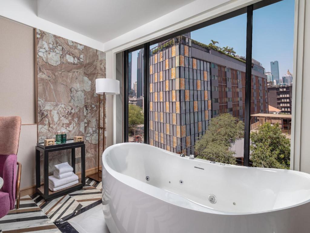 
Executive Jacuzzi with Club Benefit
