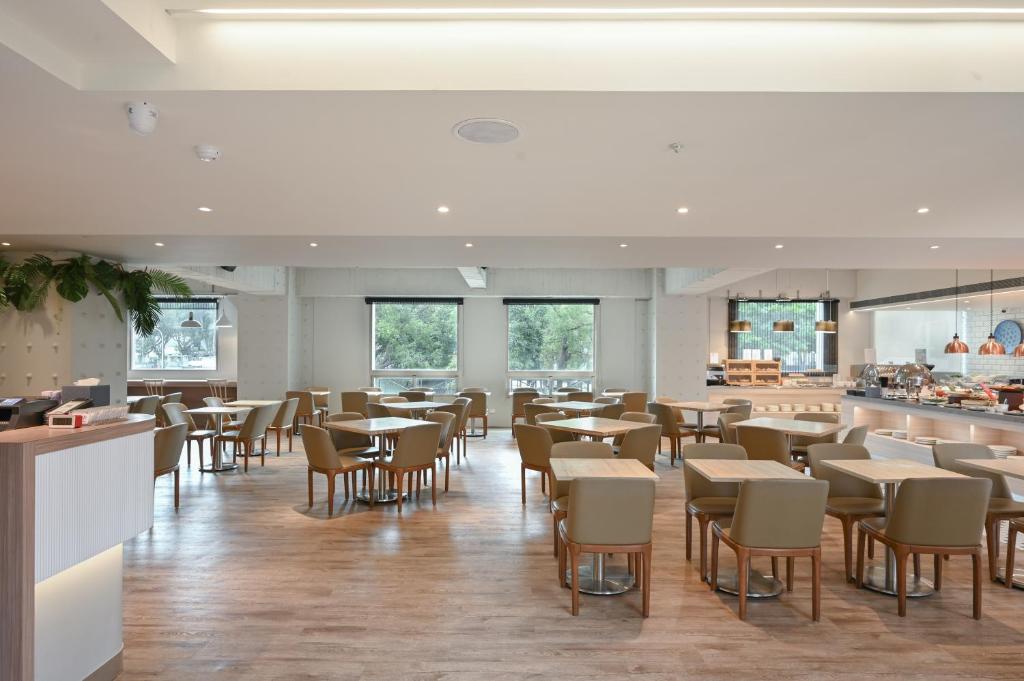 Restaurace v ubytování Azure Hotel