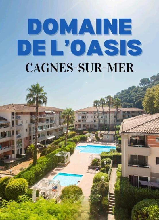 une vue d'une piscine dans un condominium dans l'établissement charmant appartement avec piscine, à Cagnes-sur-Mer