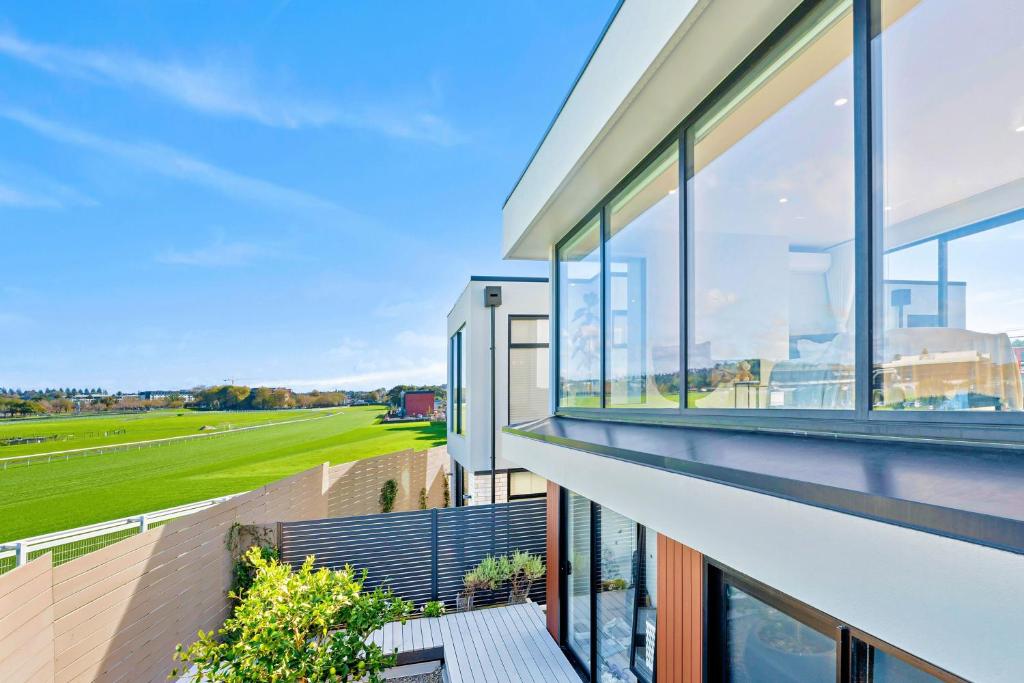 Balkoni atau teres di Panoramic Racecourse View - A Quiet Family Villa Over the Turf