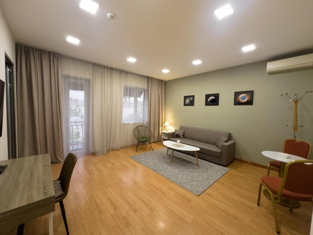 Et opholdsområde på Rest Apartments by Nava Hotel