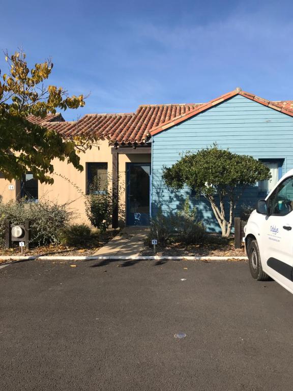 une voiture blanche garée devant une maison dans l'établissement La maison aux galets, à Talmont-Saint-Hilaire