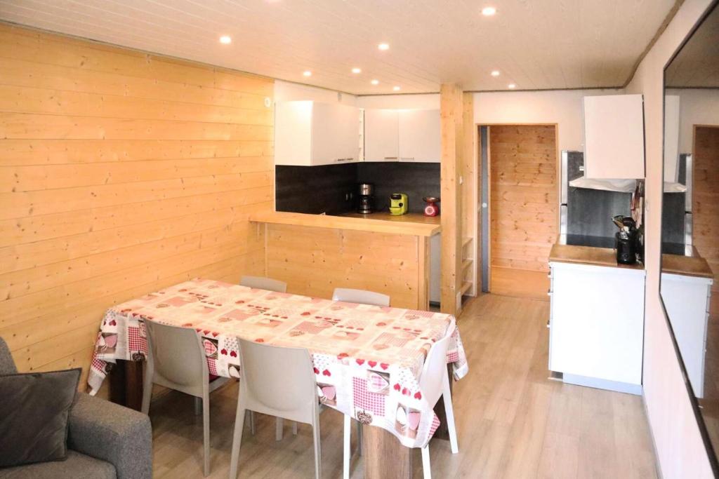 une salle à manger avec une table et des chaises et une cuisine dans l'établissement Residence Le 1650 - Appartement pour 6 personnes cœur de station des Orres 1650 MAE-6283, aux Orres