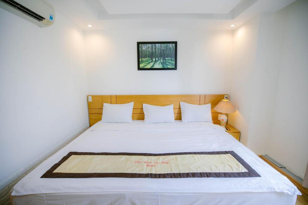 Postel nebo postele na pokoji v ubytování Nhat Linh Hotel & Suites Da Nang