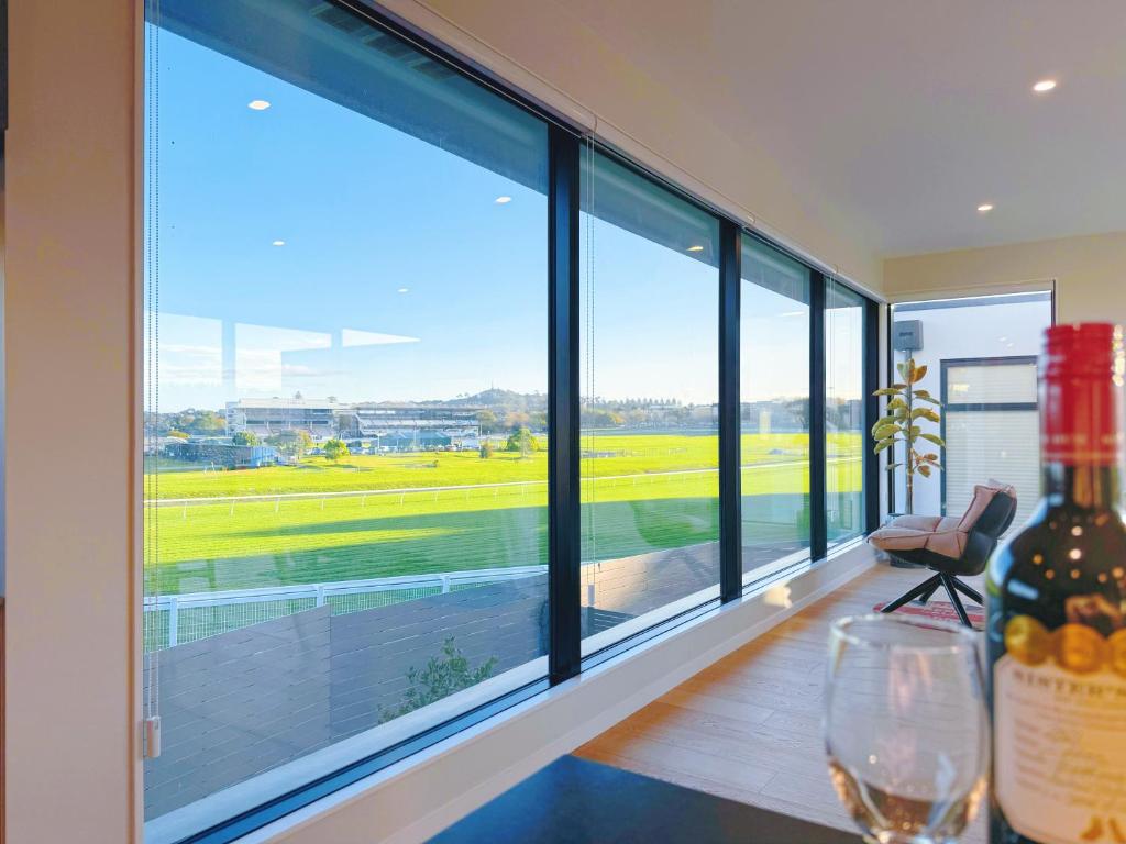 Minuman di Panoramic Racecourse View - A Quiet Family Villa Over the Turf