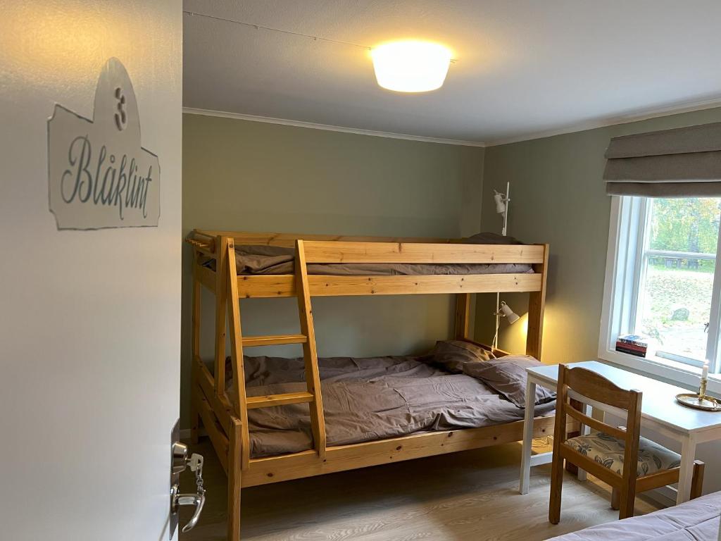 Postel nebo postele na pokoji v ubytování Mjölby Vandrarhem