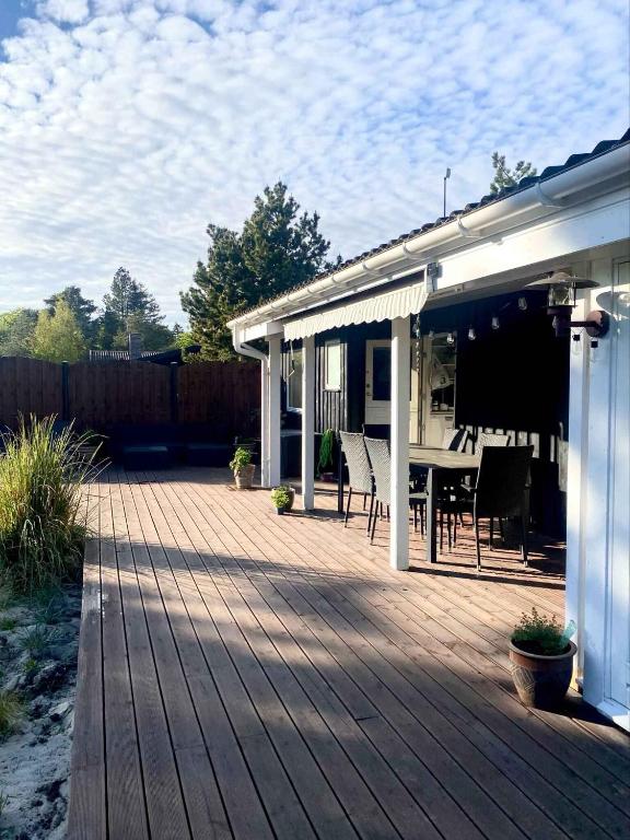 una terrazza con tavolo e sedie su una casa di Relaxing Stay By The Beach & Nature a Rødby