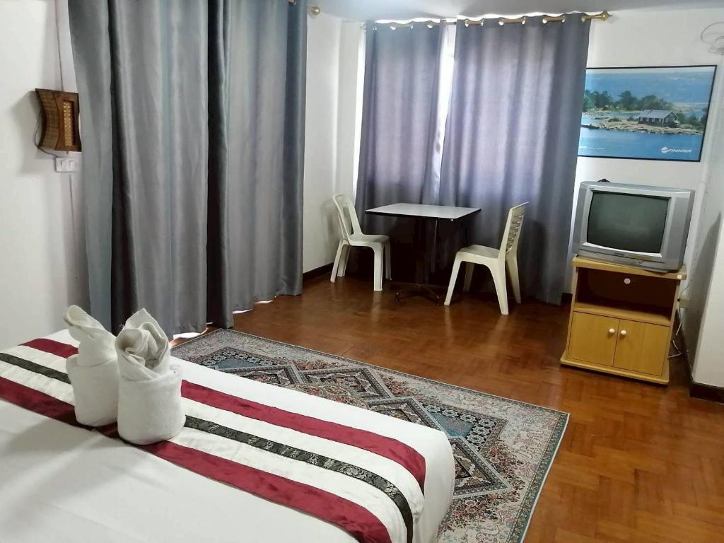 Postel nebo postele na pokoji v ubytování Beachfront Hotel Cha Am