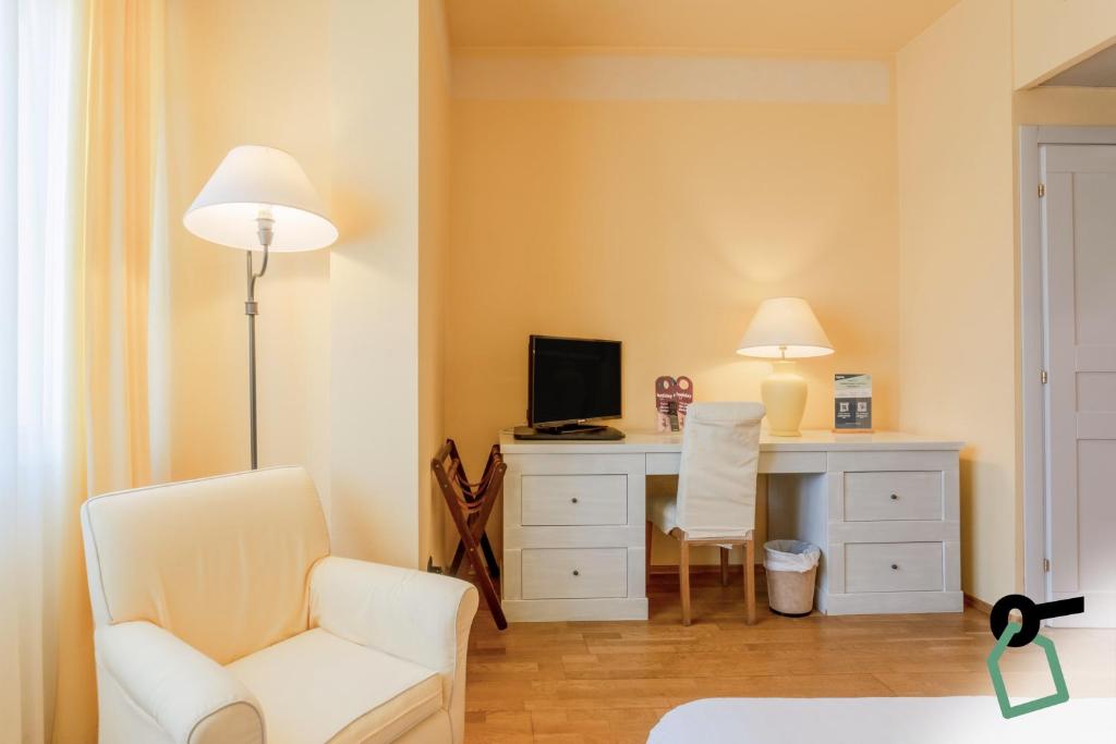 TV a/nebo společenská místnost v ubytování HOTIDAY Room Collection - Calambrone