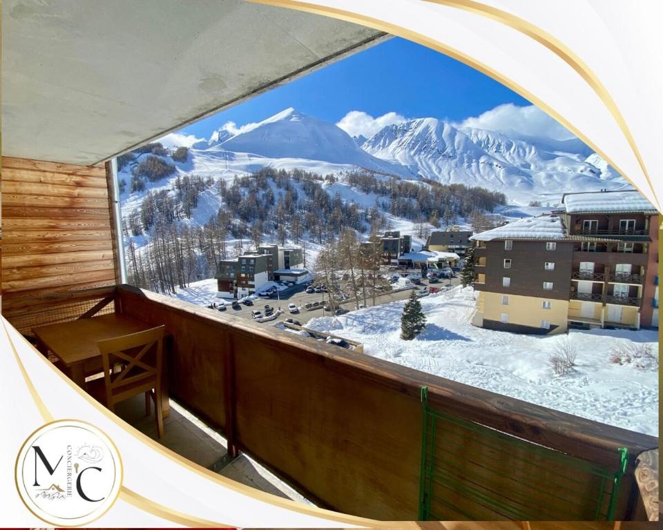- une vue sur une montagne enneigée depuis une fenêtre dans l'établissement Ski apartment pool hammam, à Allos