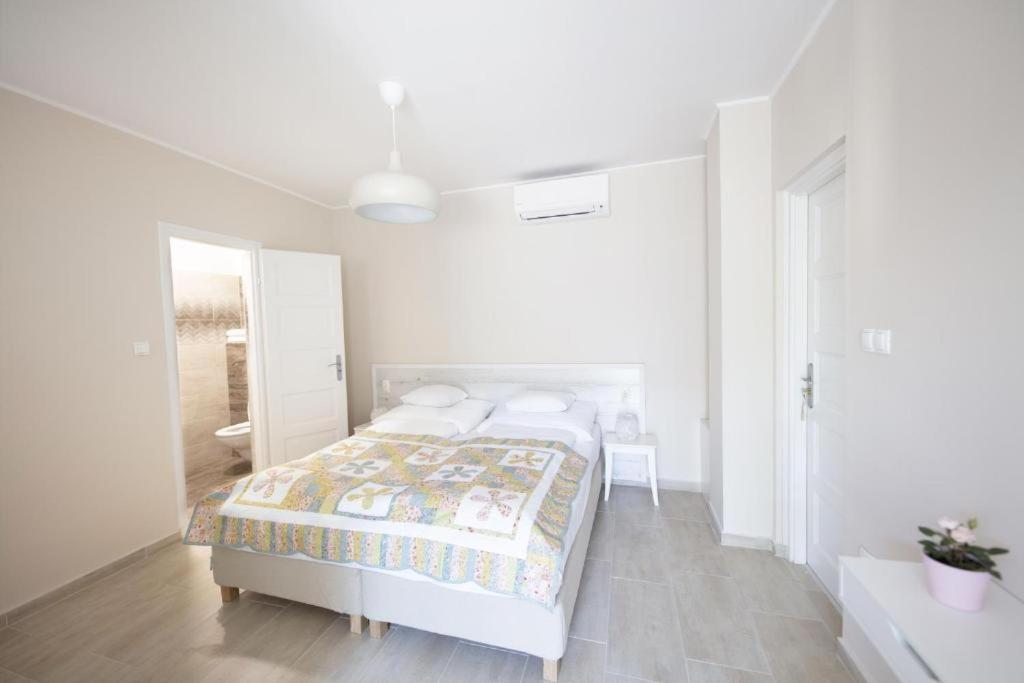 Posteľ alebo postele v izbe v ubytovaní TópART Apartman I