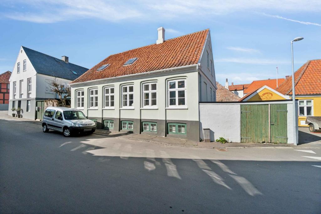 un'auto parcheggiata di fronte a un edificio bianco di Lovely House In Svanneke On Bornholm a Svaneke