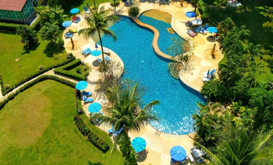 une vue aérienne d'une piscine dans un complexe hôtelier dans l'établissement C192 Cozy Condo Pool in Patong walk to Bangla Rd, à Patong Beach