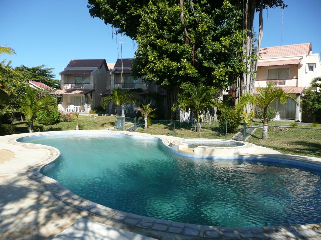 una piscina en medio de un patio en Villas Banyan, en Grand Gaube