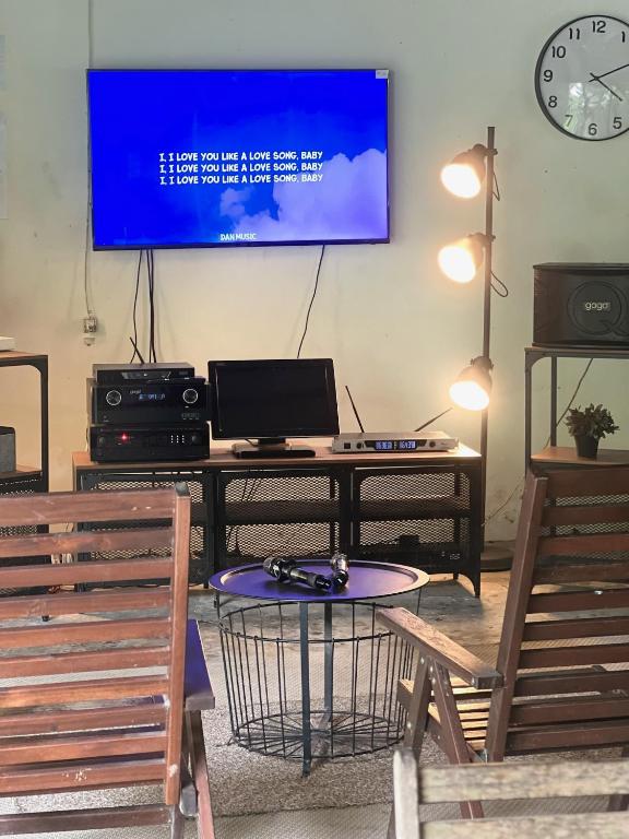 TV a/nebo společenská místnost v ubytování Canopy Villa Glamping Park