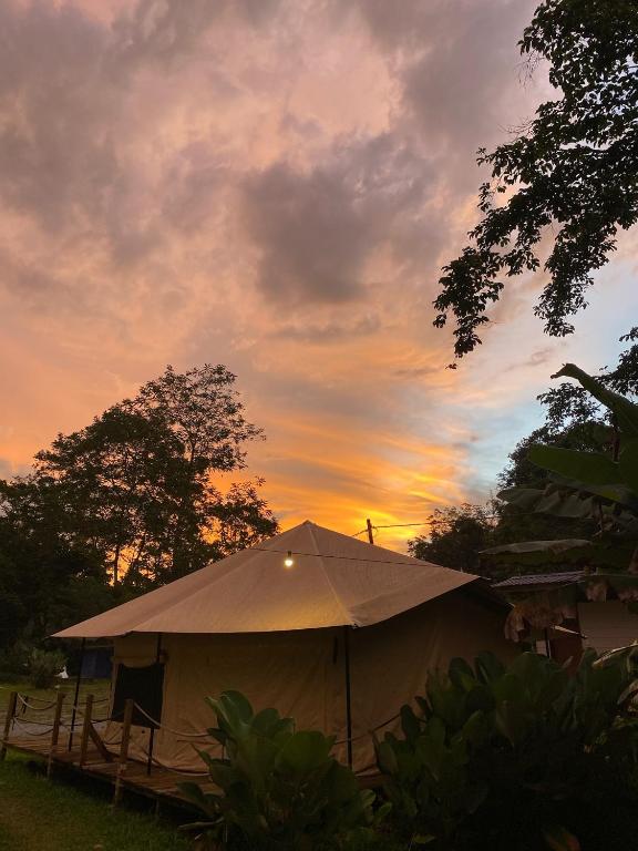 Východ nebo západ slunce při pohledu z luxury tent nebo okolí