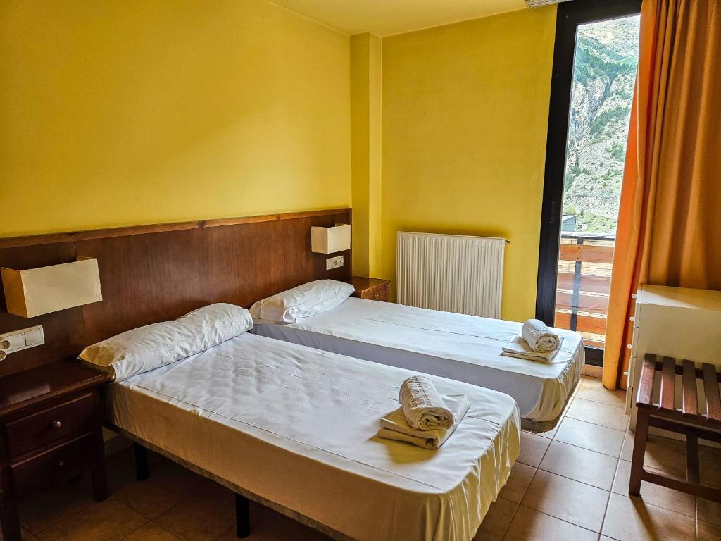 Voodi või voodid majutusasutuse Apartamentos Canillo Ribagrossa 3000 toas