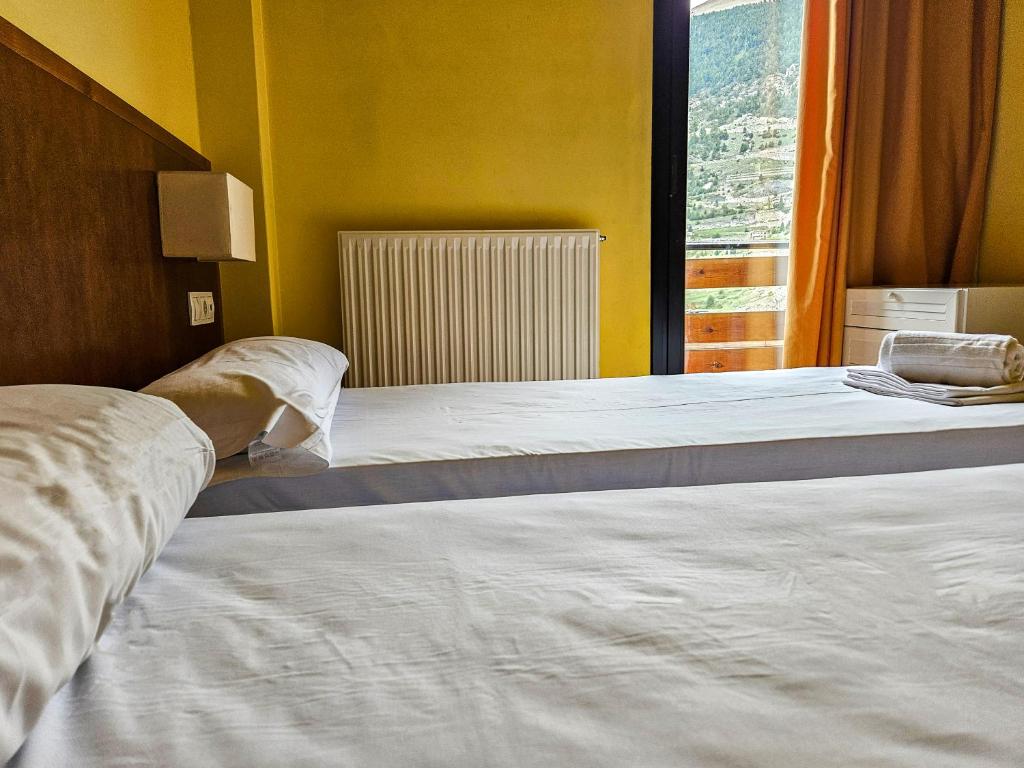 Voodi või voodid majutusasutuse Apartamentos Canillo Ribagrossa 3000 toas