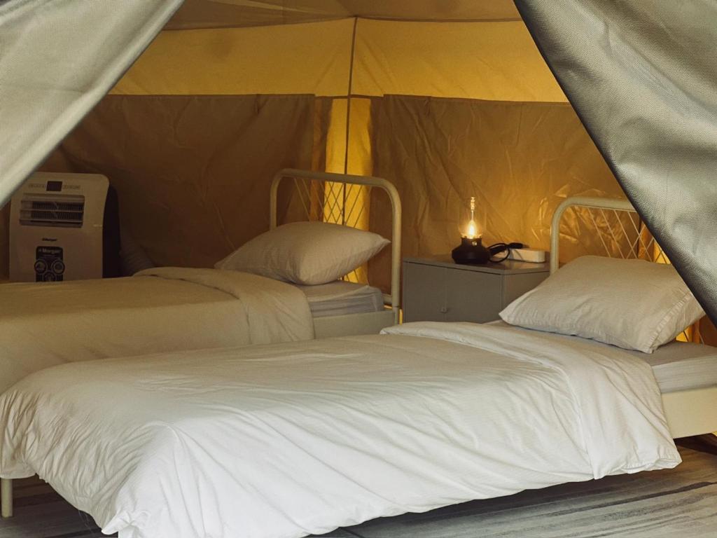 Postel nebo postele na pokoji v ubytování Canopy Villa Glamping Park