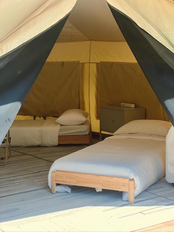 Postel nebo postele na pokoji v ubytování Canopy Villa Glamping Park