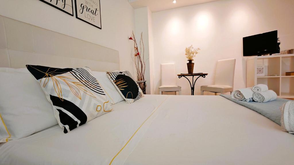 Posteľ alebo postele v izbe v ubytovaní KRLY Rooms Cagliari