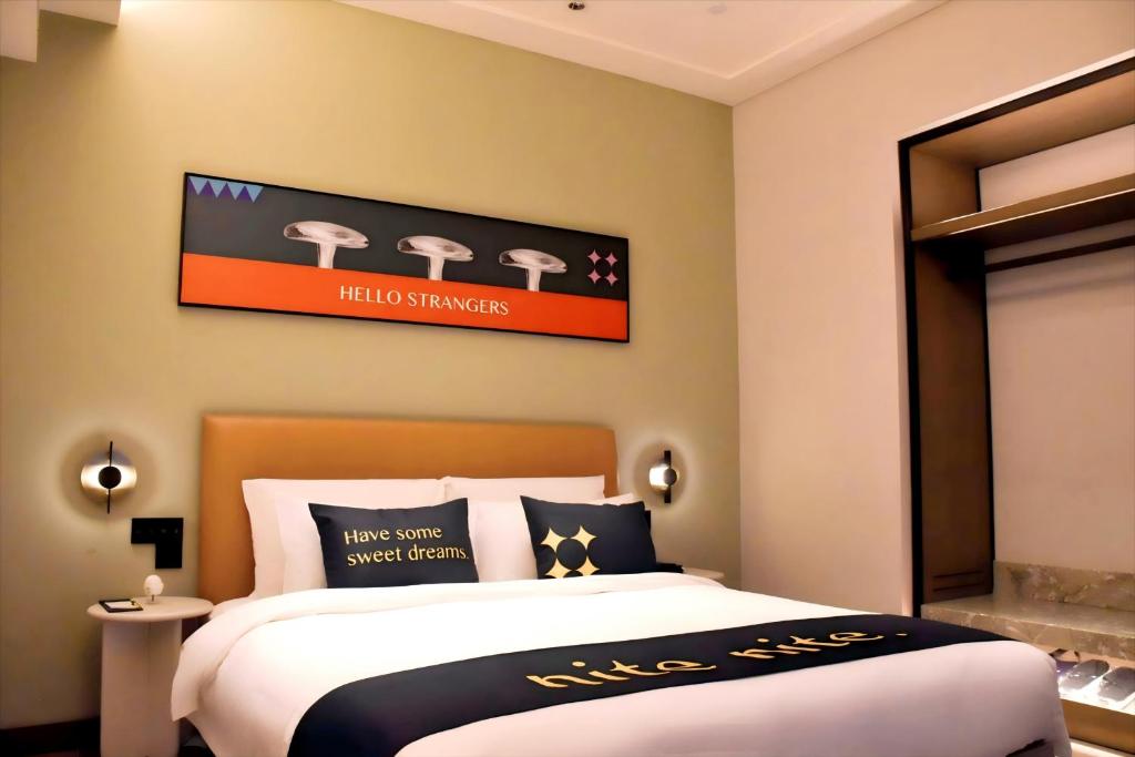 Postel nebo postele na pokoji v ubytování The Mustel Hotel Chongqing Hongyadong
