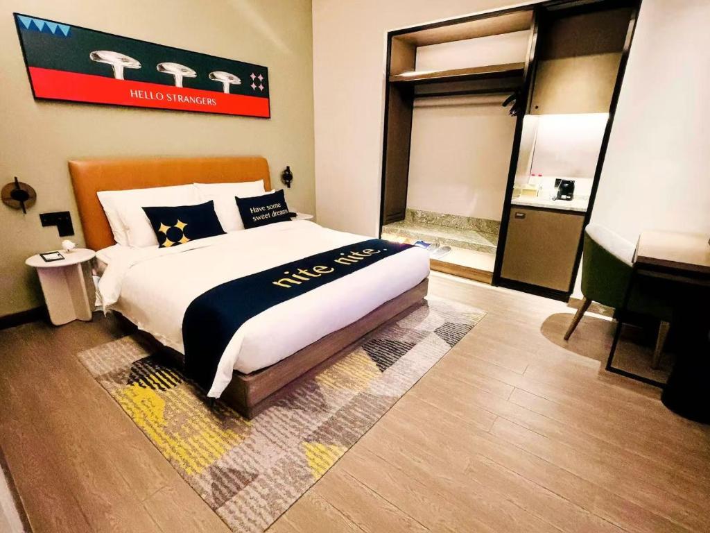Postel nebo postele na pokoji v ubytování The Mustel Hotel Chongqing Hongyadong