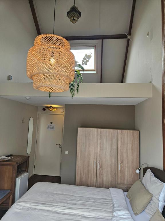 Postel nebo postele na pokoji v ubytování Hotel Dolores Ameland