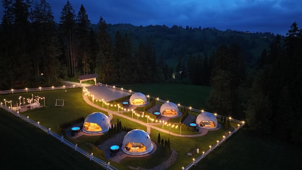 Bazén v ubytování Mountain Glamp & Jacuzzi nebo v jeho okolí